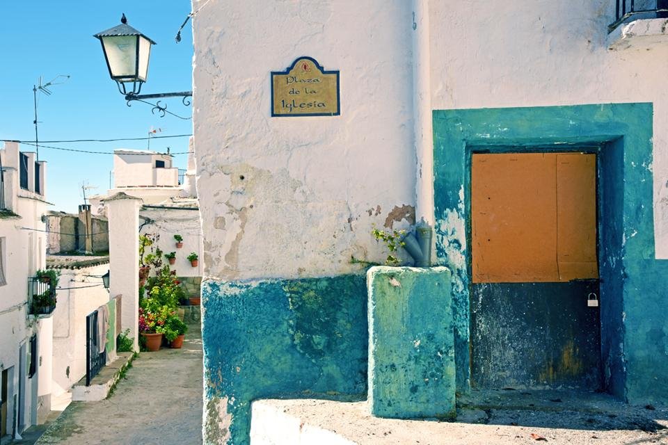 Straatje in een wit dorpje in de Alpujarras, Spanje