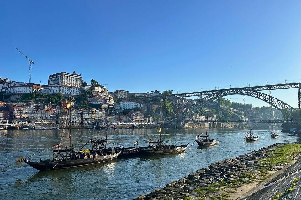 Vanaf Ribeira kijkt u uit op de Dom Luís I-brug Porto Portugal