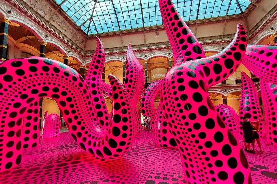 Yayoi Kusama, oeuvre expositie 2021 in Martin-Gropius-Bau, Berlijn, foto KaperGerlings Instituut.