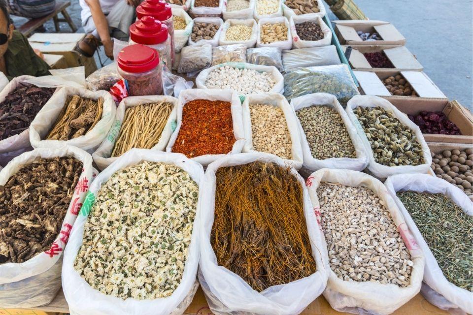 Kruiden op de markt in Xizhou, China