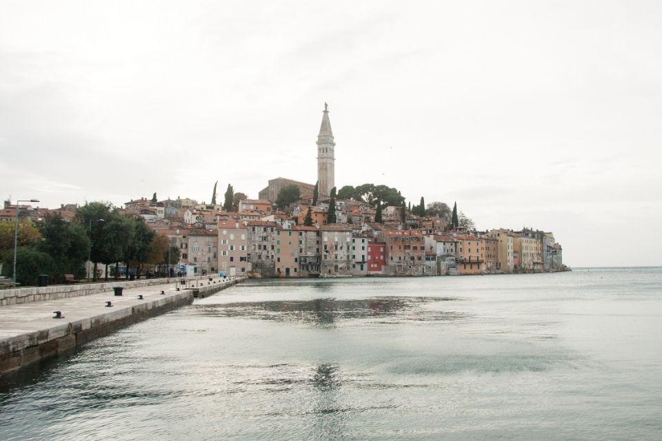 Rovinj met zicht op de kerk van Sint Euphemia, Kroatië