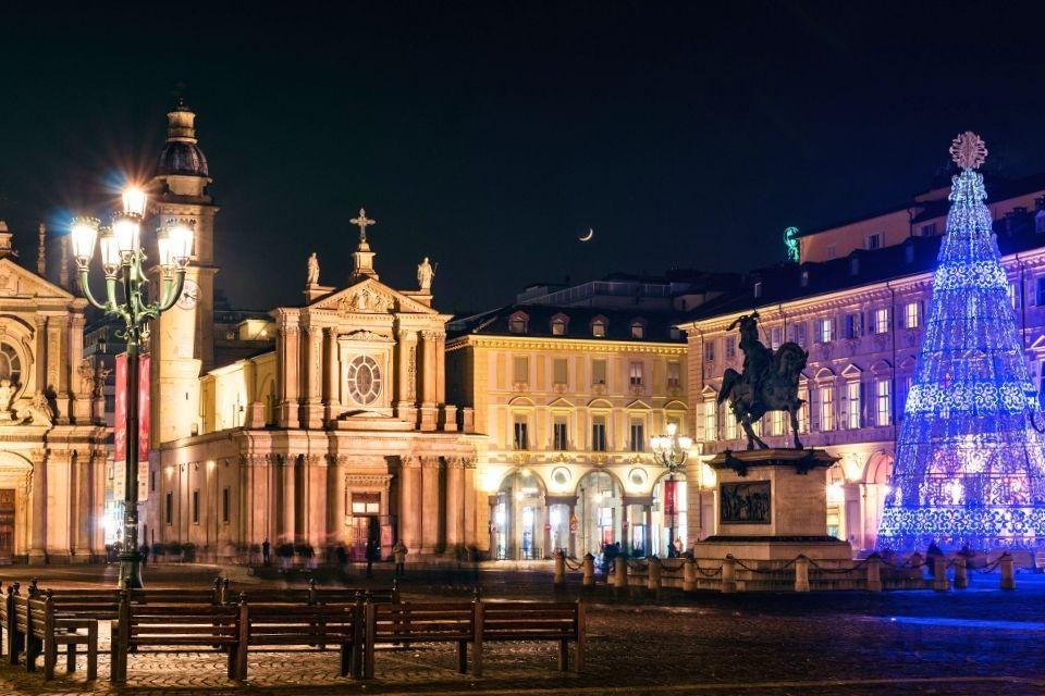 Het sfeervol verlichte Piazza San Carlo in Turijn Italië