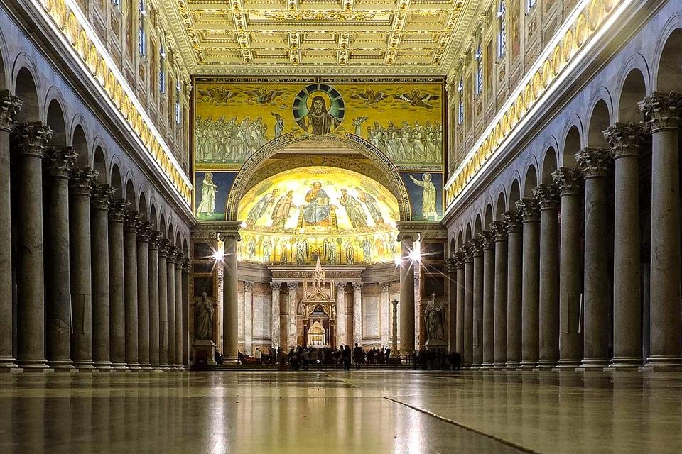 Interieur van de Sint Paulus buiten de muren in Rome, Italië