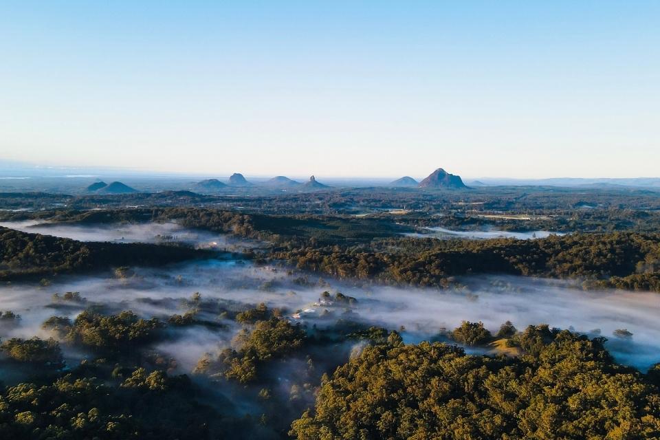 De Glass House Mountains vanuit de lucht, Australië