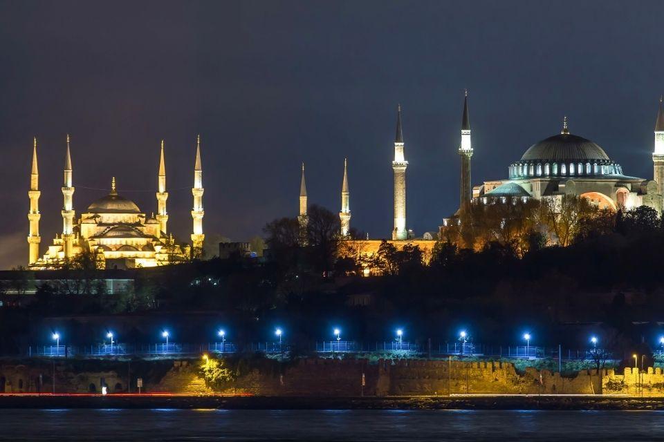 Ayasofia en Blauwe Moskee in Istanbul by night Turkije
