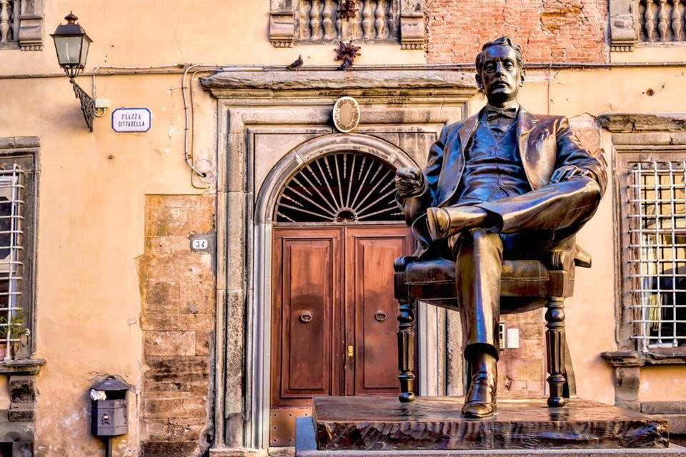 Standbeeld Puccini voor zijn huis in Lucca, Italië