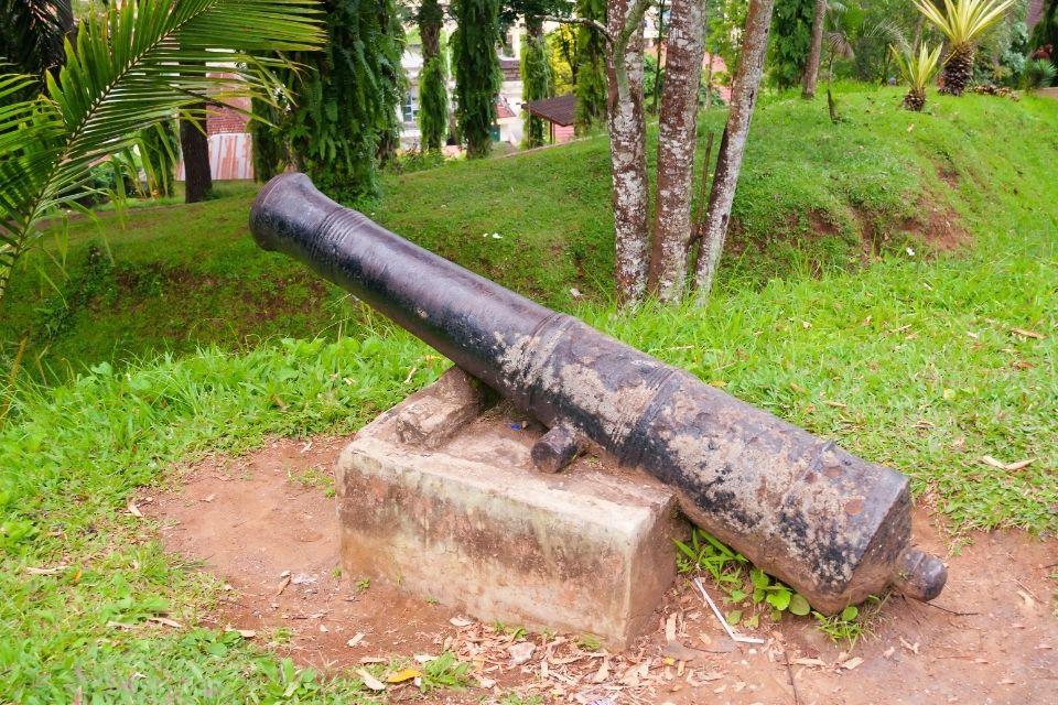 Een oud kanon bij Fort de Kock, Sumatra, Indonesië