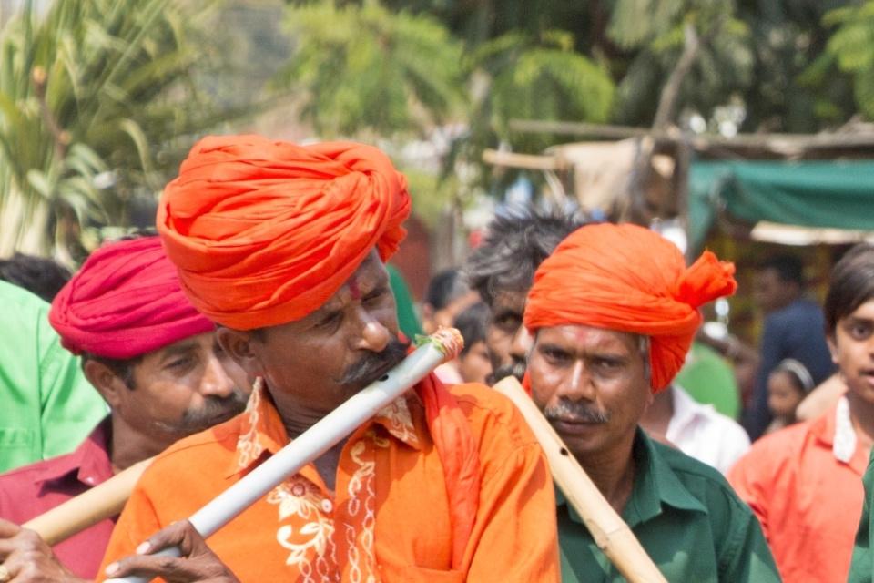 Rathwa-mannen in traditionele kleding in Chhota Udepur, India