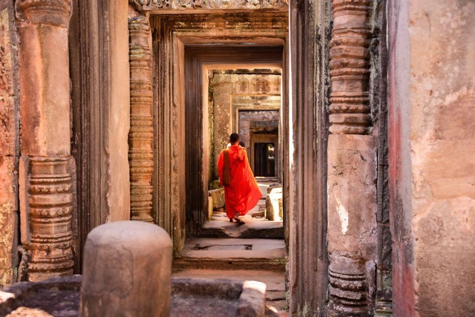 Monnik bij verstilde buitentempels van Angkor Cambodja