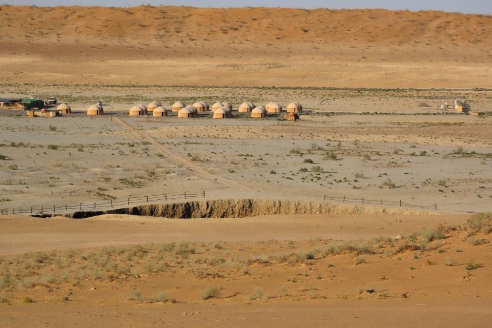 Yurtkamp met daarvoor de Darvaza-gaskrater, Karakumwoestijn, Turkmenistan
