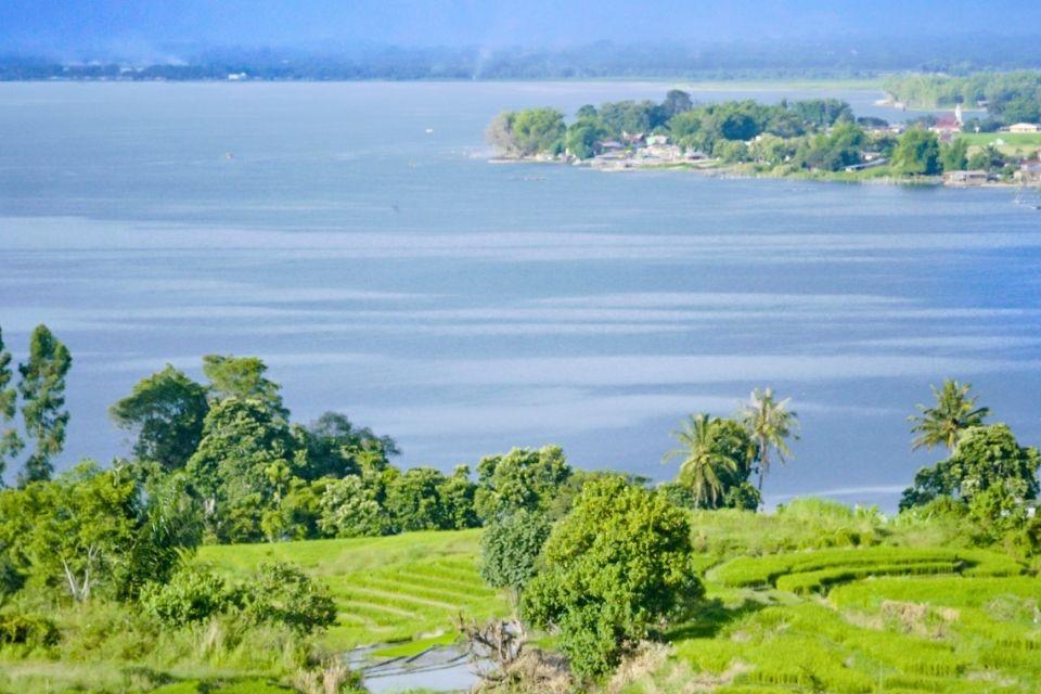 Zicht op het Tobameer vanuit Balige, Indonesië