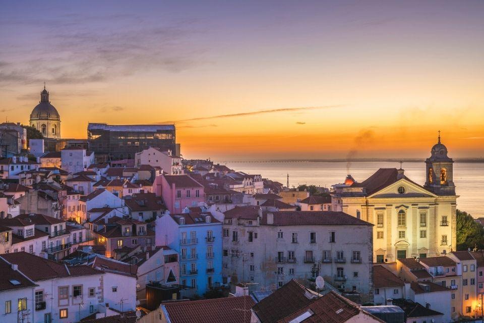 Skyline van Lissabon bij zonsondergang Portugal