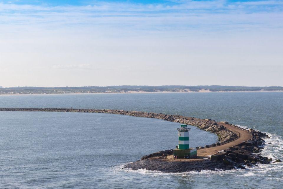 Pier bij de haven van IJmuiden, Nederland