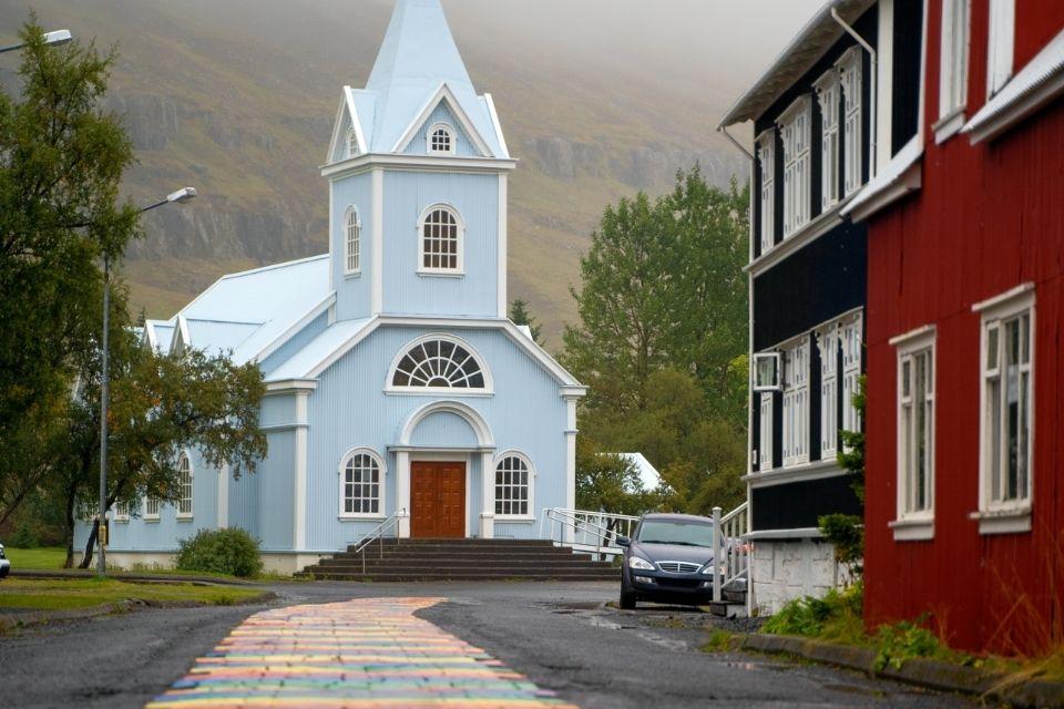 Kerk van Seyðisfjörður in IJsland