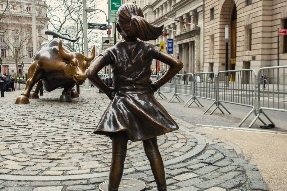 De grote stier en het kleine meisje in New York