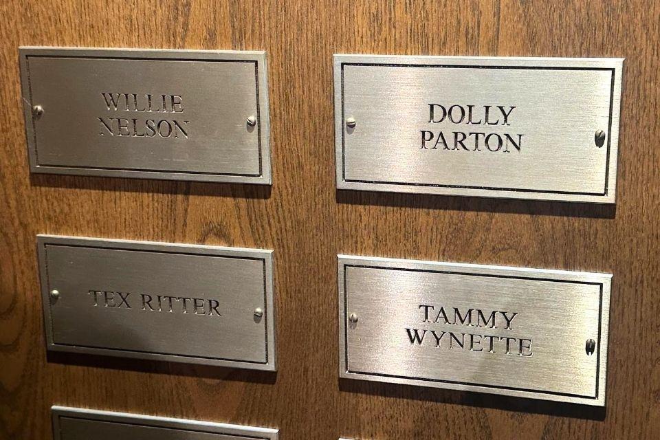 Naambordje bij brievenbus in de Grand Ole Opry in Nashville
