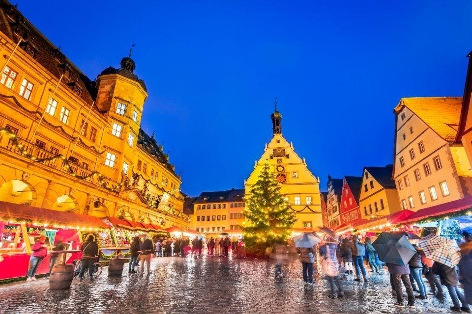 Kerstmarkt voor het Rathaus Rothenburg ob der Tauber