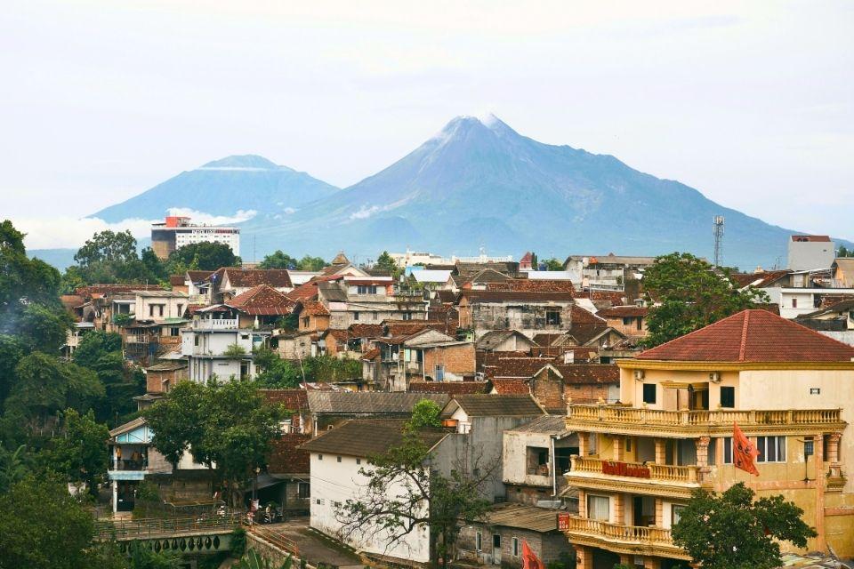 Yogyakarta met op de achtergrond de Merapi-vulkaan, Java, Indonesië