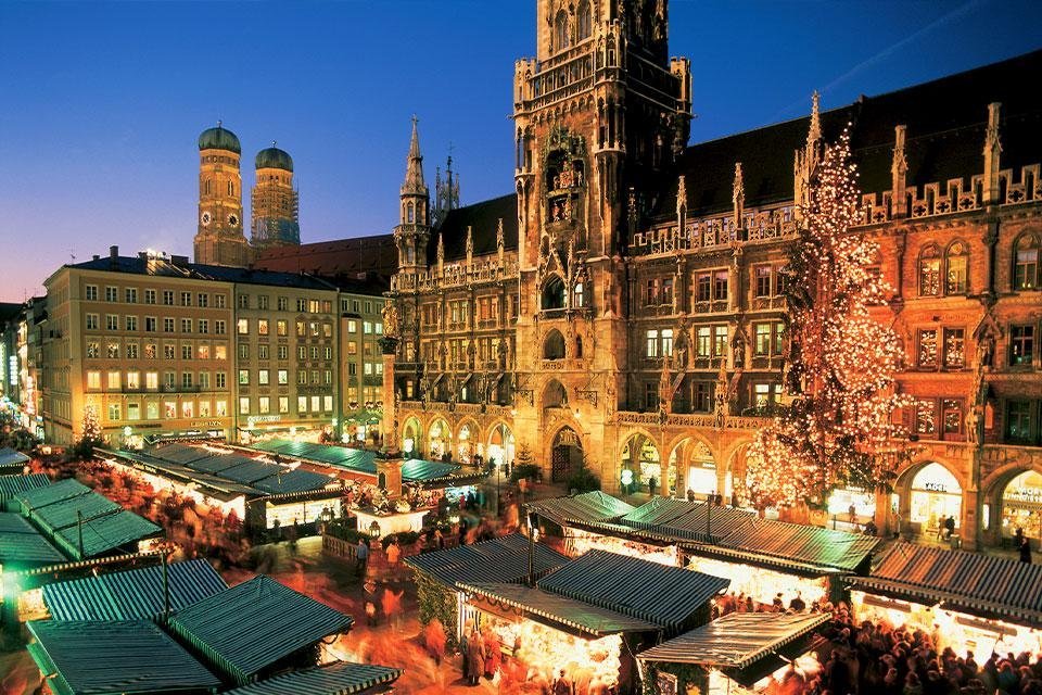 Kerstmarkt op Marienplats, München, Duitsland