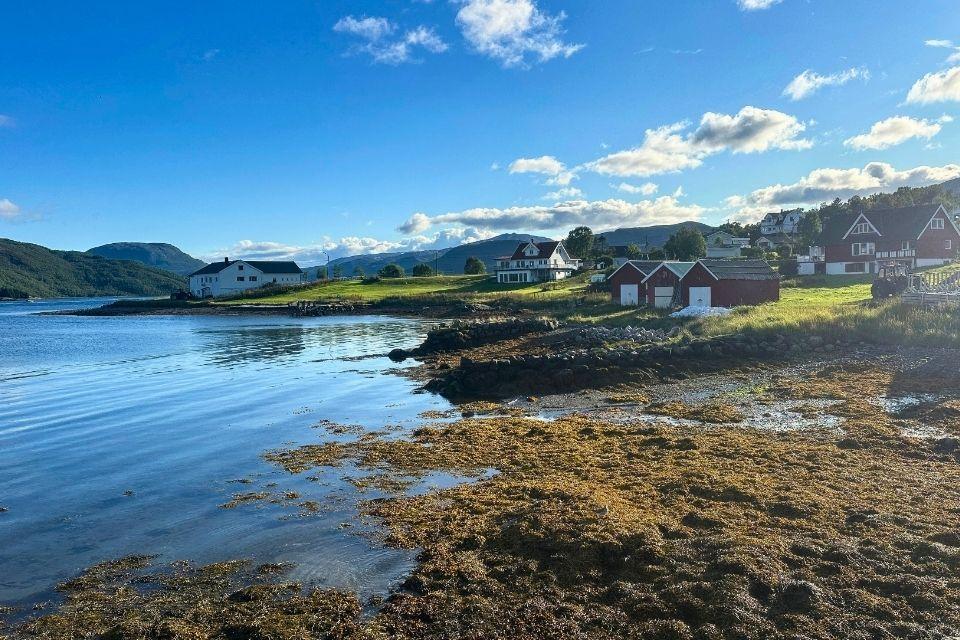 De kust tussen Kvaløya en Sommarøy Noorwegen