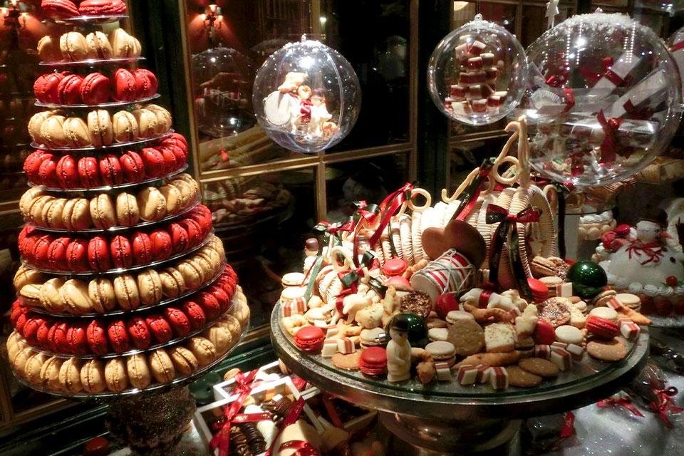 Etalage met kerstlekkernijen in Kopenhagen, Denemarken