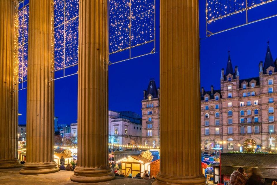 Kerstmarkt op St. George's Hall in Liverpool, Groot-Brittannië