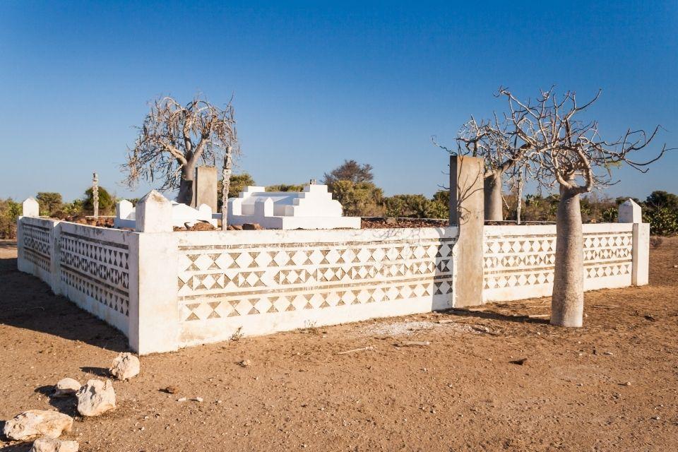 Rijkversierd graf van de Mhafaly Madagaskar