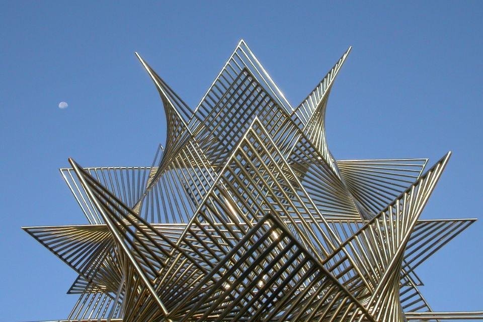 Sculptuur E.4.A.I.B. van Ángel Duarte bij MEIAC in Badajoz Spanje