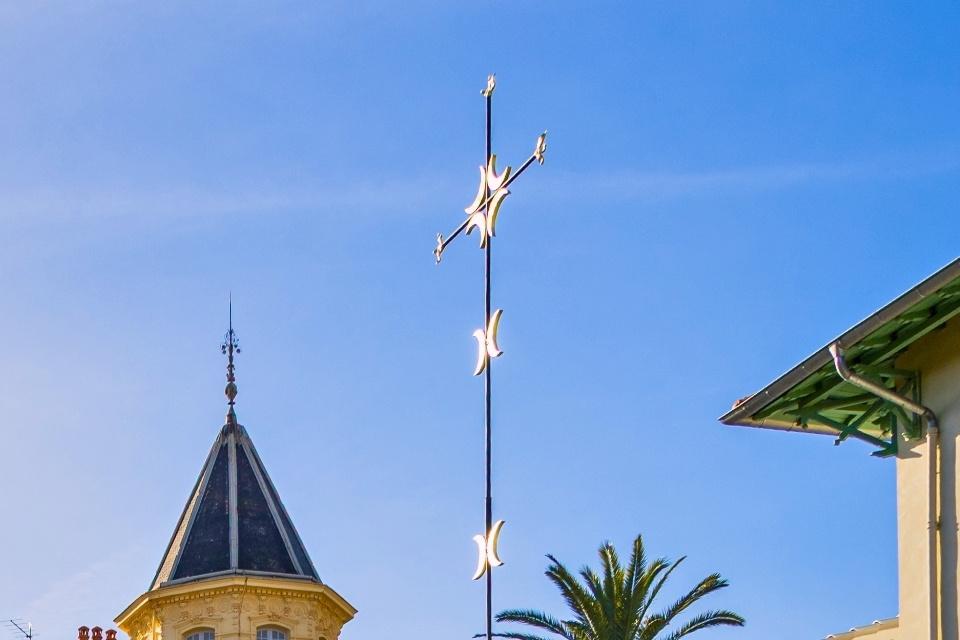 Smeedijzeren kruis op de Chapelle du Rosaire in Vence, Frankrijk