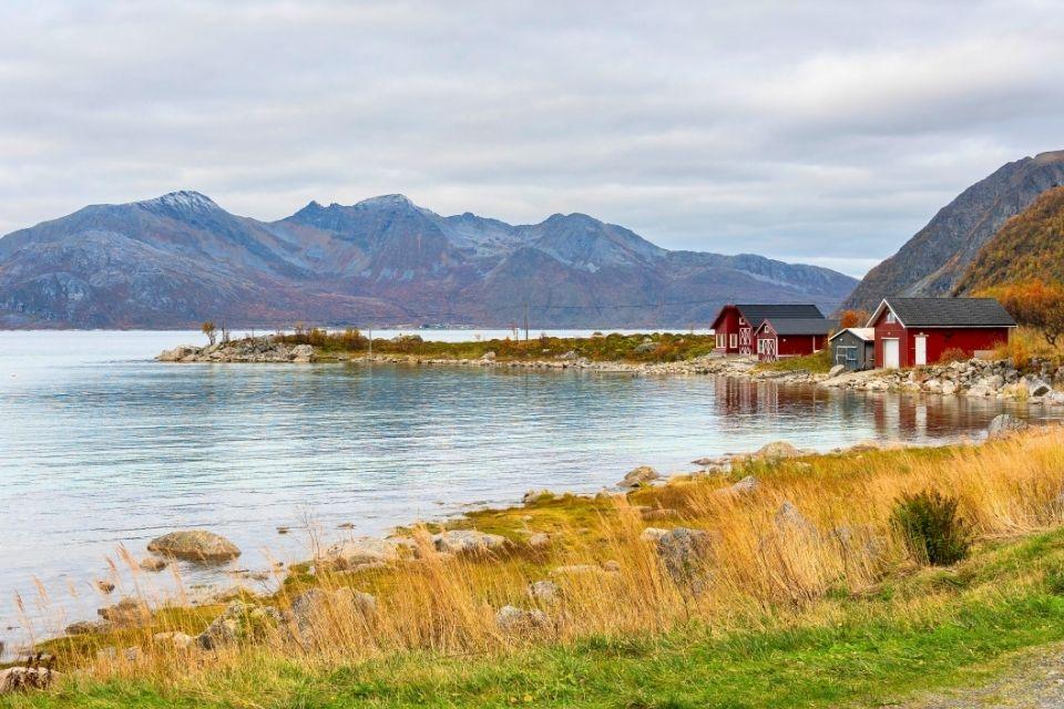Het bergachtige Kvaløya (walviseiland) bij Tromsø Noorwegen