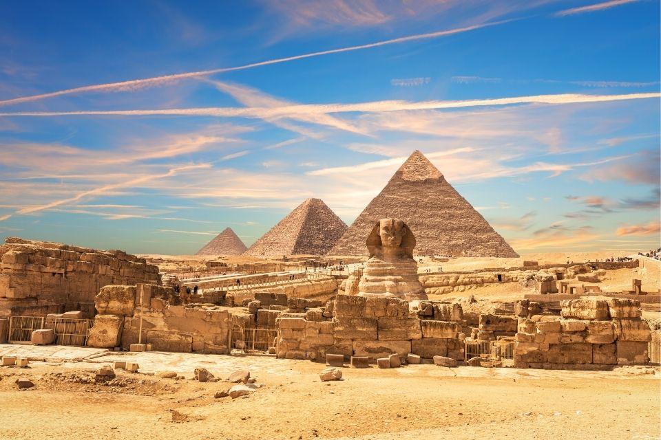 De eeuwige sfinx aan de voet van de piramides van Gizeh Egypte