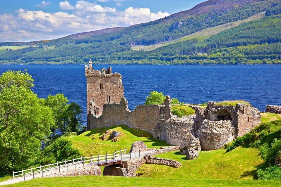 Zicht op de ruïnes van Urquhart Castle en Loch Ness, Schotland