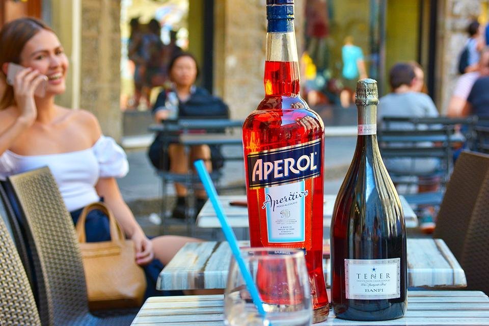 Een Spritz Aperol op een terras , Italië