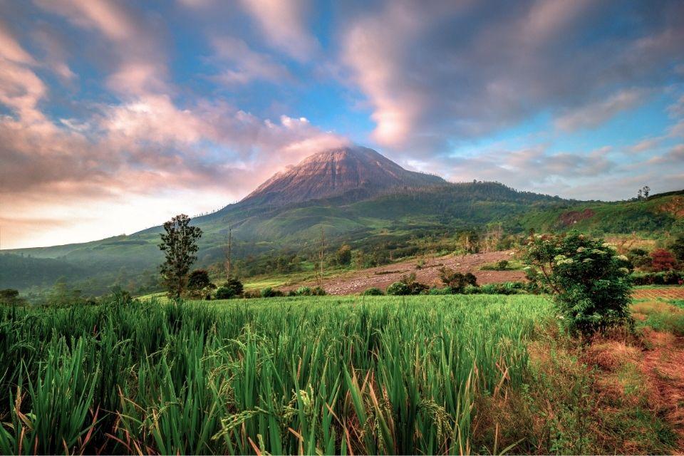 Zicht op de vulkaan Sinabung in de Karo-hooglanden, Sumatra, Indonesië