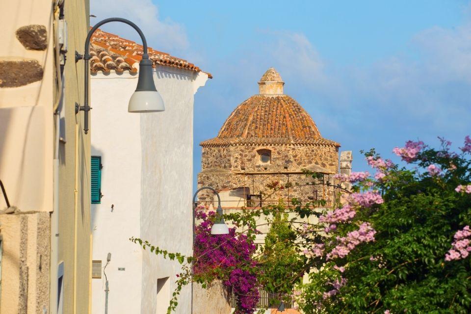 Zicht op de San Guiseppe-kerk in Orosei Sardinië Italië