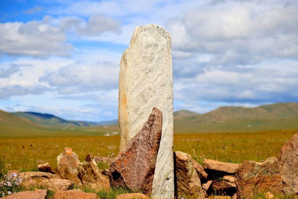 Hertenstenen in de uitgestrekte steppe Mongolië