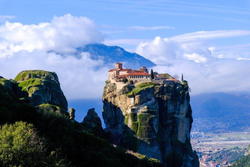 Een van de zwevende Meteorakloosters in Kalambaka Griekenland