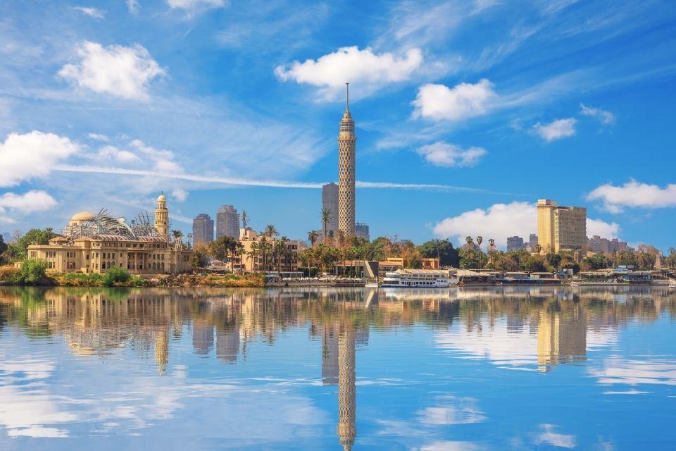 Zicht op de Caïro Tower aan de Nijl Egypte
