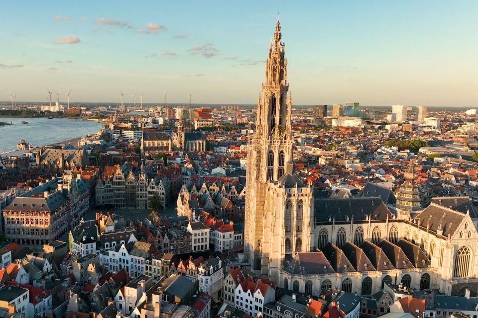 Zicht op Antwerpen en Onze-Lieve-Vrouwekathedraal, België