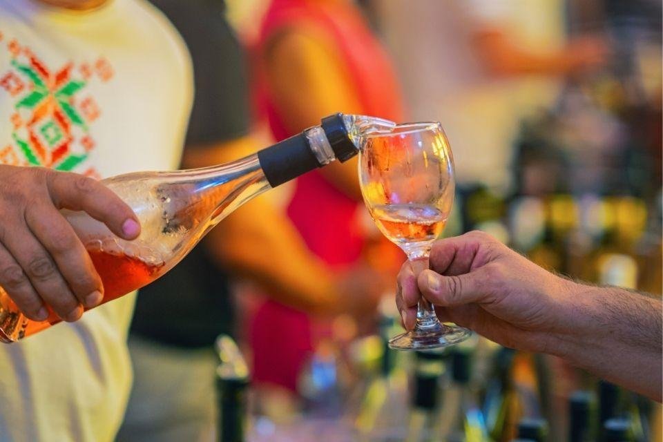 Rozenlikeur proeven in de rozenvallei Bulgarije