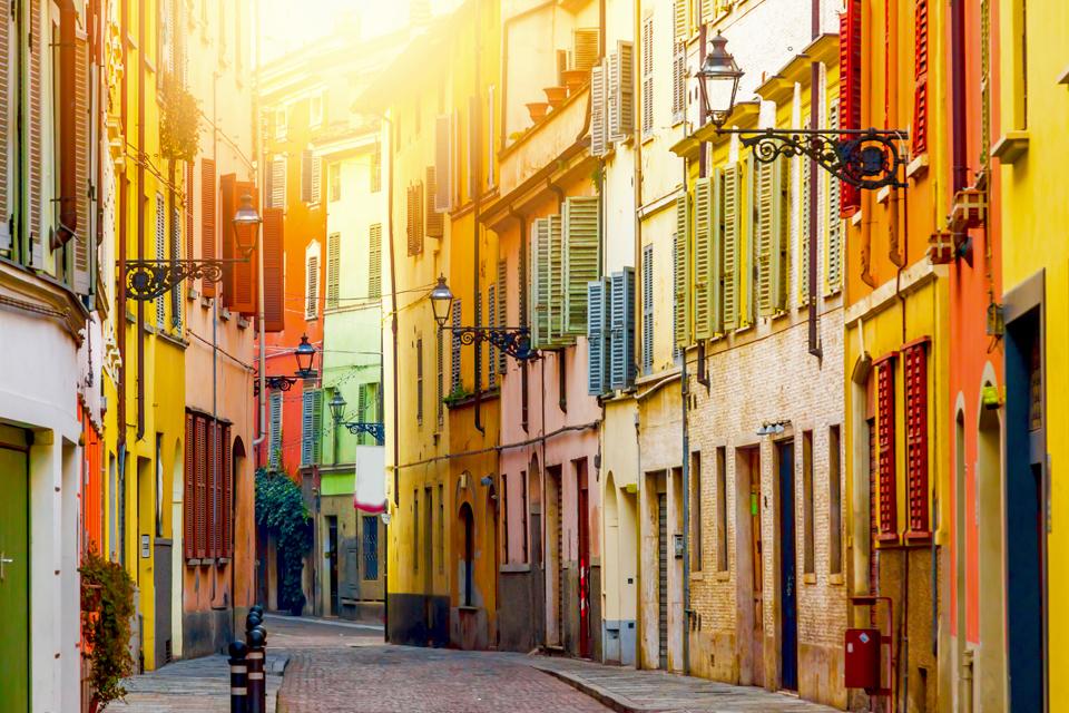 Kleurrijke straat in Parma, Italië