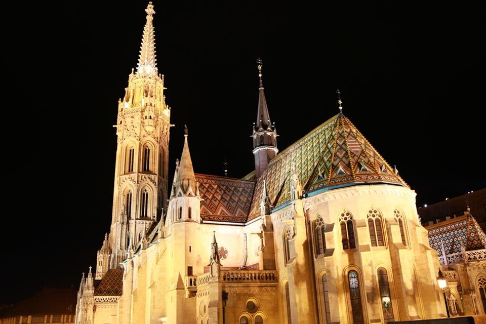 Matthiaskerk in avondlicht, Boedapest, Hongarije