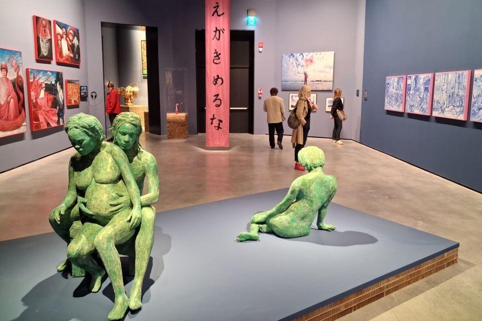 Buhlebezwe Siwani (beelden), Yoshiko Shim (rood/roze werk) en Johannes Phokela (blauwe schilderijen) | Foto KaperGerlings