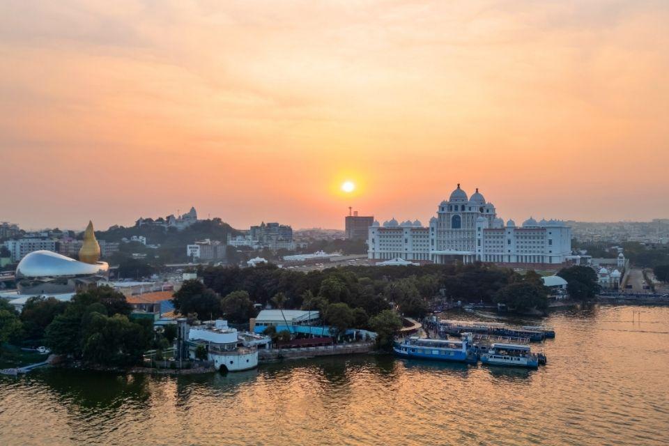 Zonsondergang boven Hyderabad, India