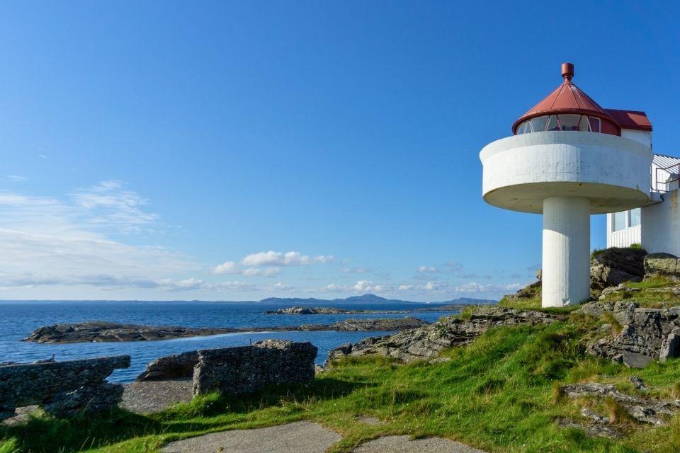De vuurtoren bij Fjøløy in Noorwegen