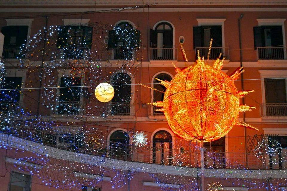 Kerstverlichting in Salerno, Italië