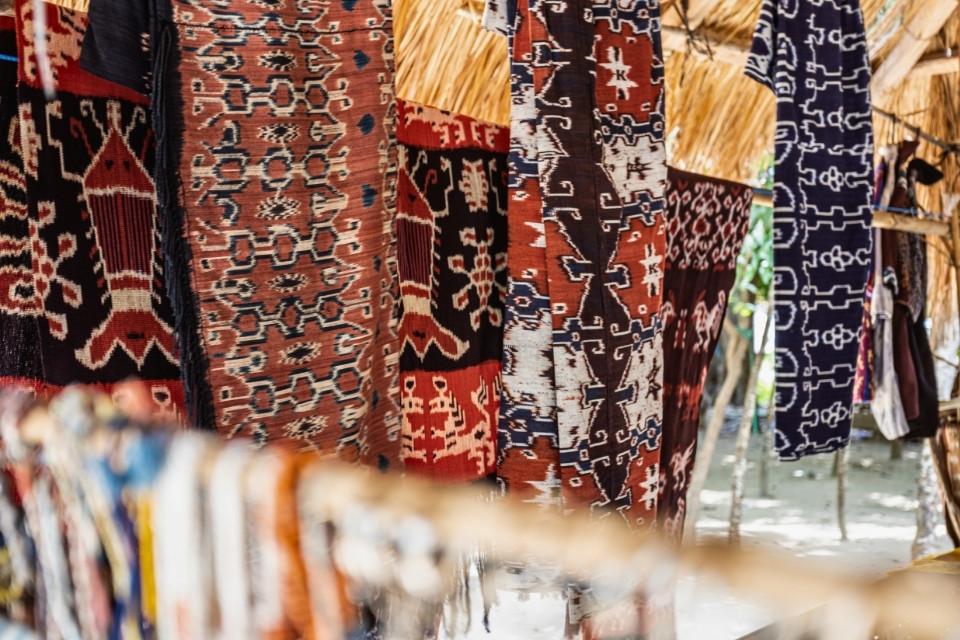 Ikat-geweven accessoires, Sulawesi, Indonesië