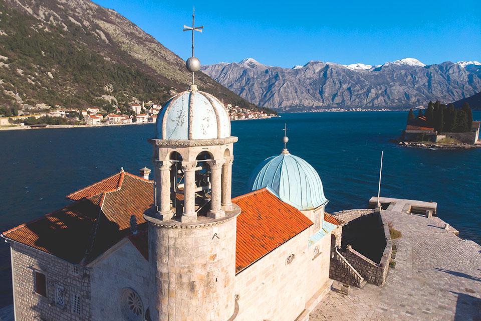 Het kerkje Gospa od Škrpelja bij Perast Montenegro