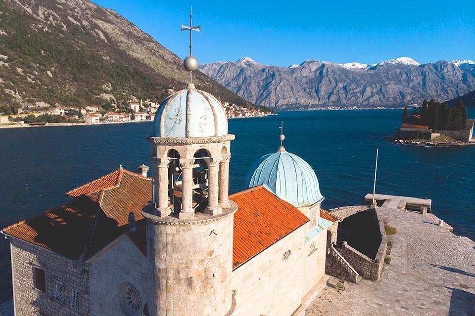 Het kerkje Gospa od Škrpelja bij Perast Montenegro