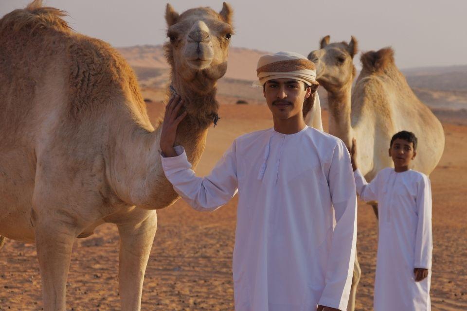 Omani met dromedarissen in de Wahibawoestijn | Foto: Peter van de Wiel